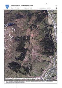 Oversiktskart (flyfoto) av et parsell med overlagte grenser og koordinatsystem.