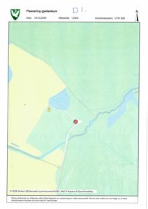 Situasjonsplan som viser plassering av en bygning (merket med rød sirkel) i forhold til veier, vannløp og terrengforhold. Tittelen 'Plassering gjødselkum' bekrefter at det er en situasjonsplan for en spesifikk plassering.