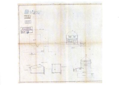 Situasjonsplan som viser tomt med flere bygninger, stier og avgrensninger.