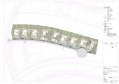 Situasjonsplan som viser plassering av en rekke hus på en tomt med omgivende terrenglinjer og infrastruktur.