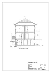 Snittegning (Snitt A) av et hus som viser romfordeling, høyder og konstruksjon.