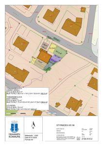 Situasjonsplan som viser tomtens plassering i forhold til nabolag, veier og bygninger, med arealoppdelinger og mål.
