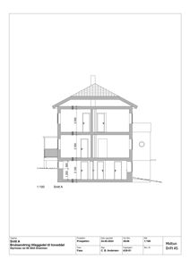 Snittegning (Snitt A) av en toetasjes bygning med mål og romfordeling.
