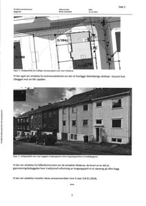 Et fotografi av en rekkehusbebyggelse med bilparkering foran.