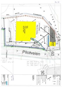 Situasjonsplan som viser tomtens grenser, naboeiendom, veier og bygningens plassering.