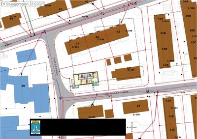 Situasjonsplan som viser tomtegrenser, bygningsspor, veier og eiendomsnummer.