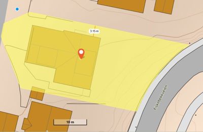 Situasjonsplan eller kartutsnitt som viser eiendomsgrenser, bygningers plassering i forhold til vei (Fiskebekkveien) og høydeforhold.