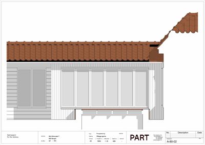 Snittegning som viser bygningens fasade, takkonstruksjon og grunnkonstruksjon.