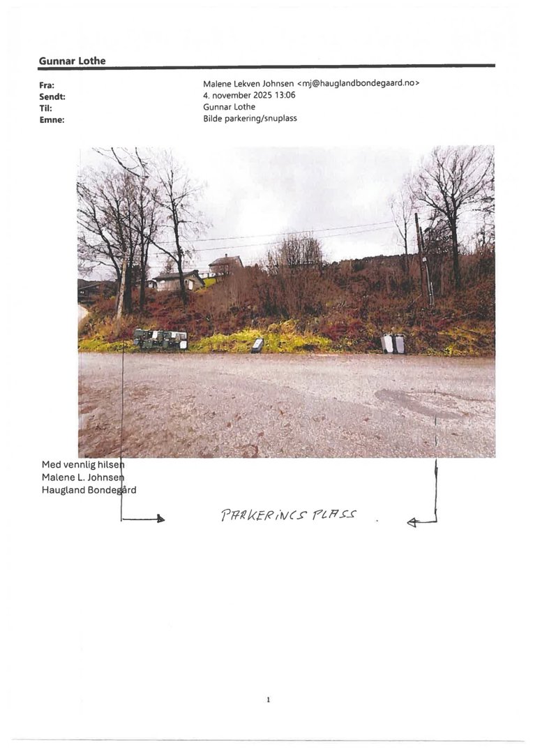 Fotografi av en parkeringsplass med snuplass, inkludert søppelcontainere og bakgrunn med hus og skog.