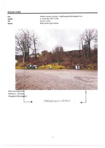 Fotografi av en parkeringsplass med snuplass, inkludert søppelcontainere og bakgrunn med hus og skog.