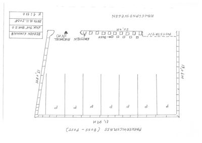 Situasjonsplan som viser en parkeringsplass med plassering av parkeringsplasser (P), en post, en bussholdeplass, en rampe og en vei (Hyldegrandsvegen).