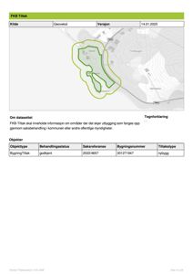 Situasjonsplan som viser et byggeområde (grønt) på en tomt med topografi og nabolag.