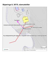 Kart som viser tomtens topografi, eksisterende og planlagt infrastruktur (slamutskiller, ledninger) i forhold til nabolaget.