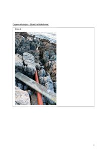 Fotografi av dagens situasjon som viser kystlinje med stein og en rød pipe.