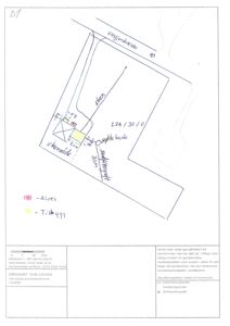 Situasjonsplan (gårdsplan) som viser eiendomsnummer, grenser, eiendomsareal, beliggenhet i forhold til vei og infrastruktur (septiktank, strøm), samt status for bygninger (rivet, tilbygg).
