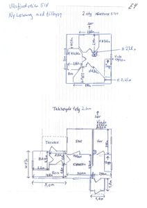 Håndskrevet etasjeplan med romfordeling, mål og orientering for to etasjer av en bygning.