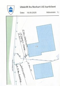 Utskrift fra Norkart AS kartklient som viser en situasjonsplan med to bygninger, vegforløp og håndskrevne notater om vannledninger.