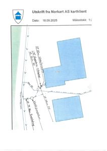 Situasjonsplan fra Norkart som viser tomtens grenser, naboeiendommer (Nøstet Kråsjua), og plassering av bygninger i forhold til veggrenser.