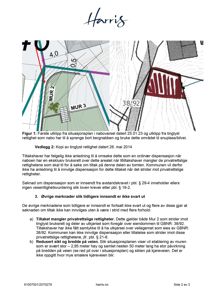 Bildet viser et utklipp fra en situasjonsplan som illustrerer tomtens form, grenser (MUR 2 og MUR 3), nabosituasjon og vinkler. Det er også inkludert tekst med merknader om dispensasjonssøknad.