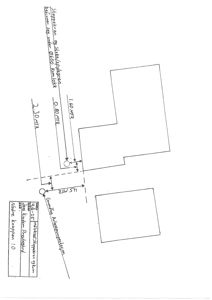 En håndtegnet detaljtegning som viser plassering og dimensjoner for en steppetrapp og tilhørende utstyr (knapper) i forhold til en bygning.