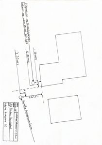 En håndtegnet detaljtegning som viser grunnforhold, avstander og knutepunkt for en byggesak.