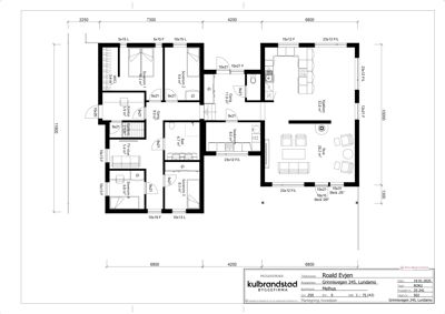 Etasjeplan som viser romfordeling, stuer, soverom og tekniske rom i en bolig.