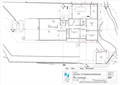 Hovedetasjens plan med romfordeling, mål og plassering av bilplasser.