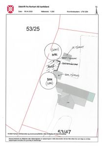Situasjonsplan som viser tomtens grenser (53/25 og 53/47), eksisterende bygninger, og håndskrevne notater om planlagte tiltak som 'TRAPP I TERRANG' og 'FORSTØTNINGSVEG'.