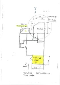 Håndskrevet etasjeplan med mål, romfordeling og merknader om tilbygg.