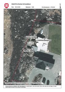 Satellittbilde (flyfoto) av et område med to bygninger (Berg Nord og Berg Sør), en forstøtningsmur og en plattform, med overlagte tomtegrenser og koordinatsystem.