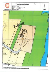 Reguleringsplankart som viser eiendomsnummer, adresse, dato, målestokk og en tegnet situasjonsplan med bygningers plassering, tomtegrenser og vannveier.