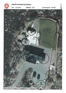 Utskrift fra Norkart AS kartklient som viser et flyfoto av eiendom med overlagte røde grenselinjer og håndtegnede sirkler med nummer (1-11) som markerer ulike områder eller punkter på tomten.