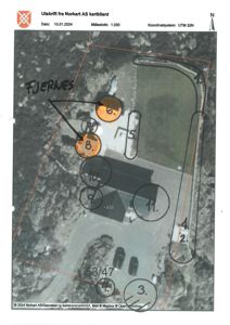 Situasjonsplan (tomtekart) med overlag av flyfoto. Planen viser eiendomsgrenser, eksisterende bygninger, vegforhold og håndtegnede merknader om hva som skal fjernes.