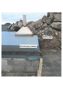 Fotografi av en liten bod med blå takplater og en steinmur i bakgrunnen. Bildet har tekstmerkelapper som 'BOD SOM SKÅL FJERNES' og 'BERG SØR'.