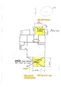 En håndtegnet etasjeplan (trolig første etasje) som viser romfordeling, dører, trapper og mål. Tegningen inneholder også håndskrevne notater om endringer (f.eks. 'TILBYGG KØKK', 'TILBYGG STUE') og referanser til andre tegninger.