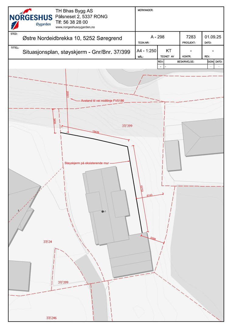 Situasjonsplan som viser tomtens grenser, eksisterende bygninger, en planlagt støyskjerm og avstander til vei.
