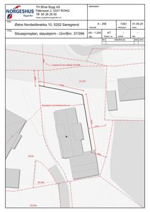 Situasjonsplan som viser tomtens grenser, eksisterende bygninger, en planlagt støyskjerm og avstander til vei.