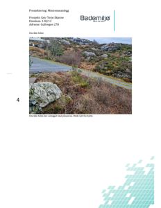 Fotografi av et område (naturterreng med sti) der et anlegg skal plasseres, tatt fra en hytte.