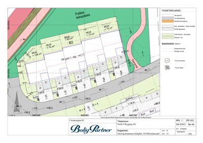 Situasjonsplan som viser bygningens plassering i forhold til veier og naboeiendom, med høydeangivelser og arealoppsummering.
