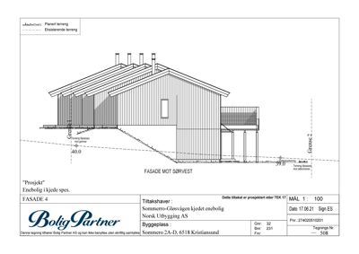 Fasadetegning av en enebolig sett fra sørvest, med angivelse av terreng og grenser.