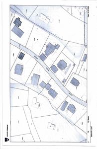 Situasjonsplan som viser tomtegrenser, eiendomsnummer (f.eks. 4/102), bygninger og veier i et område.