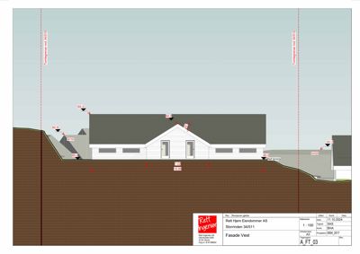 Fasadetegning (opprikk) av bygningens vestside med høydemål og terrengforhold.