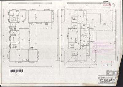 Bildet viser to etasjeplaner (floor plans) for en bolig, med romfordeling, dører og mål.