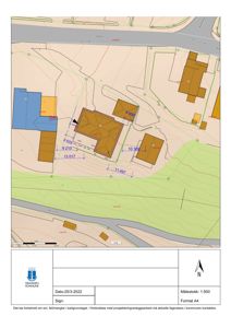 Situasjonsplan som viser tomtens form, grenser, naboeiendom, veier og plassering av bygninger med mål.