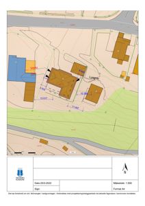 Situasjonsplan som viser tomtens form, grenser, naboeiendommer og plassering av bygninger.