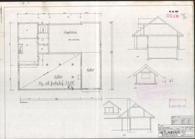 Bildet viser en tegning med etasjeplan (til venstre) og fasadetekninger (til høyre) for en bygning.