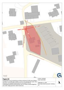 Situasjonsplan som viser tomtens beliggenhet i forhold til nabolag, vei (Svartdalsvegen), og eksisterende bygninger. Planen inkluderer også en rødt markert område med overlappende linjer som indikerer en planlagt eller foreslått trase for ledninger.