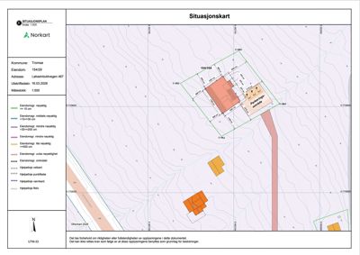 Situasjonsplan som viser eiendomsområde, bygningers plassering, parkeringsområde og topografi.