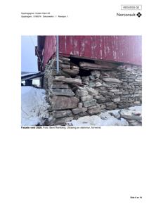 Fotografi av en fasade på en bygning (steinmur og rød trevegg) med snø på bakken.