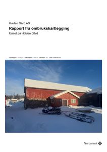 Fotografi av et rødt fjøset på Holden Gård, sett fra utsiden i snø.